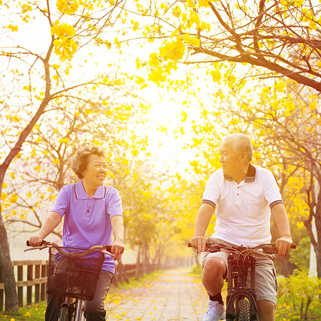 washington-biking-couple-autumn-image